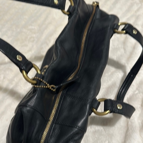 Elegant Black Leather Handbag - Picture 6 of 7
